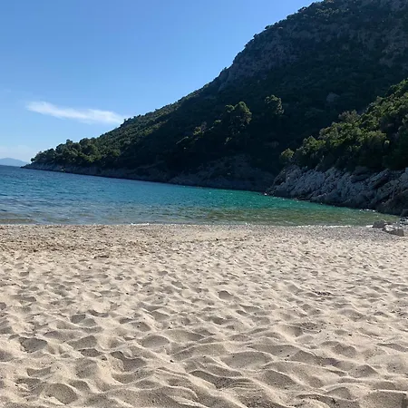 Romantic Lemonia Szkópelosz